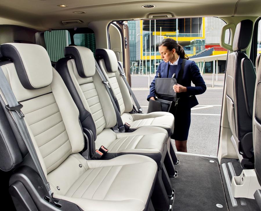 Интерьер Ford Tourneo Custom 2017 года  (WW) (фото 7 из 11)